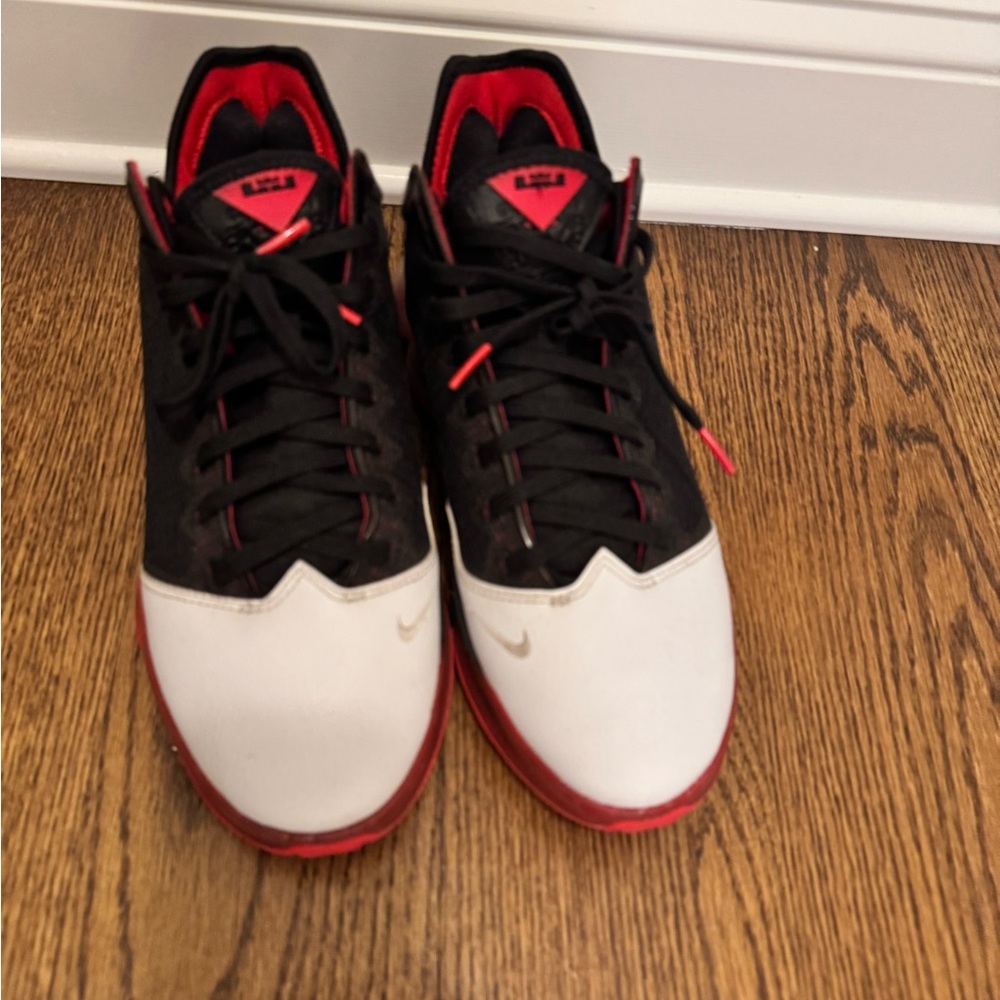 Nike LeBron 19 Low basketball shoes 9.5